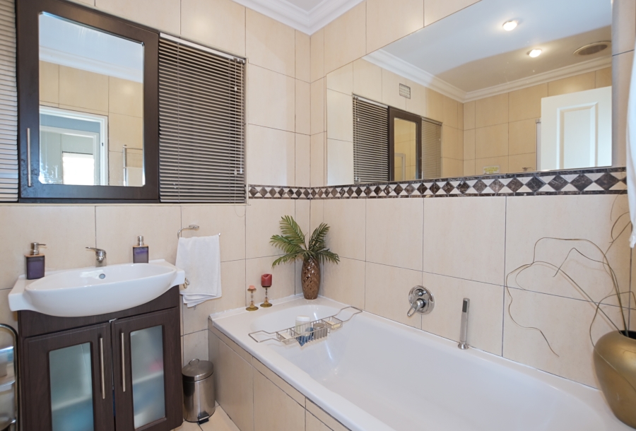 5 Bedroom Property for Sale in Richwood Western Cape